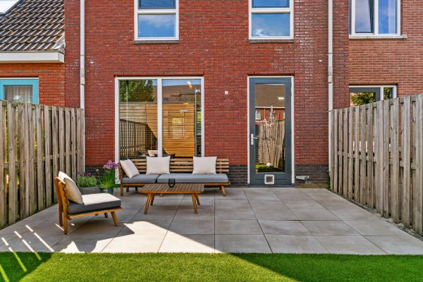 Achtertuin met terras, Eddastraat 15 Almere