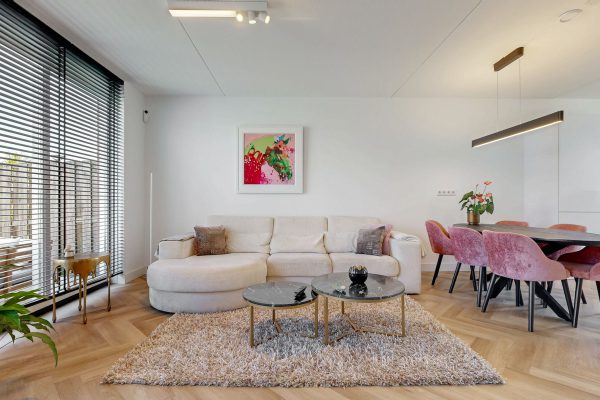 Woonkamer met visgraatvloer, Eddastraat 15 Almere