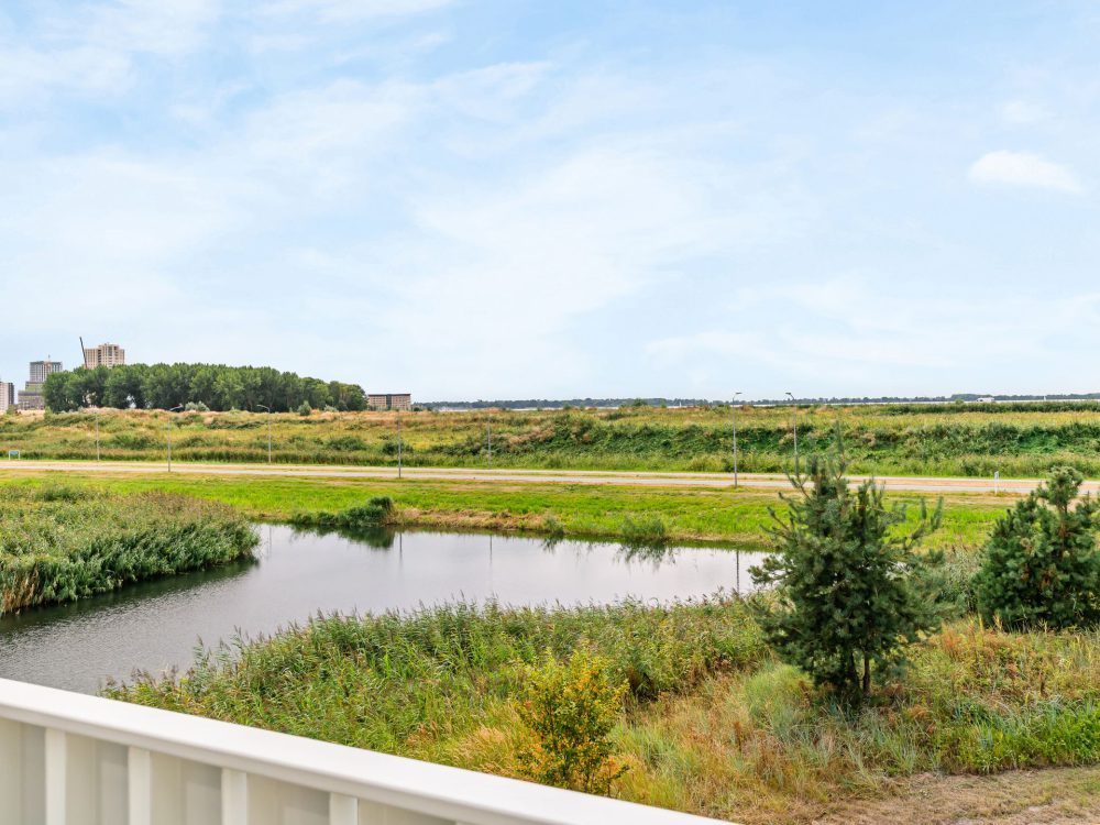 Uitzicht over groen, water en het IJmeer vanaf John Rossweg 33 Almere Uitzicht over groen, water en het IJmeer vanaf John Rossweg 33 Almere