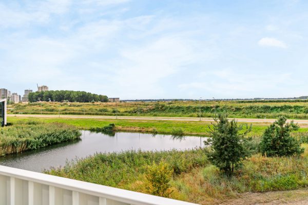 Uitzicht over groen, water en het IJmeer vanaf John Rossweg 33 Almere Uitzicht over groen, water en het IJmeer vanaf John Rossweg 33 Almere