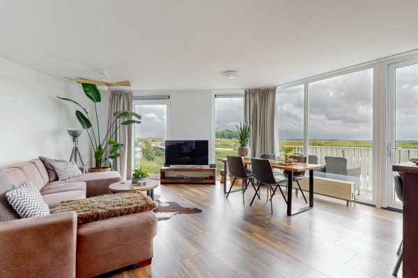 Woonkamer met grote raampartijen, John Rossweg 33 Almere Woonkamer met grote raampartijen, John Rossweg 33 Almere