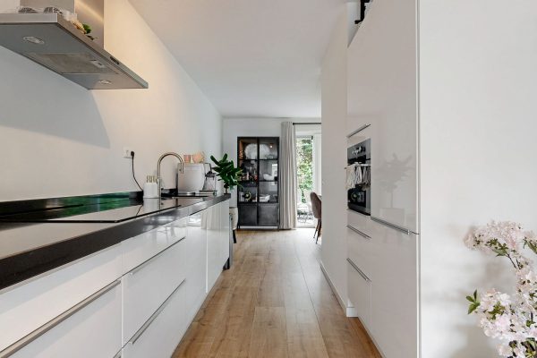 Woonkeuken met witte inbouwkeuken, Mantegnaplantsoen 3 Almere Woonkeuken met witte inbouwkeuken, Mantegnaplantsoen 3 Almere