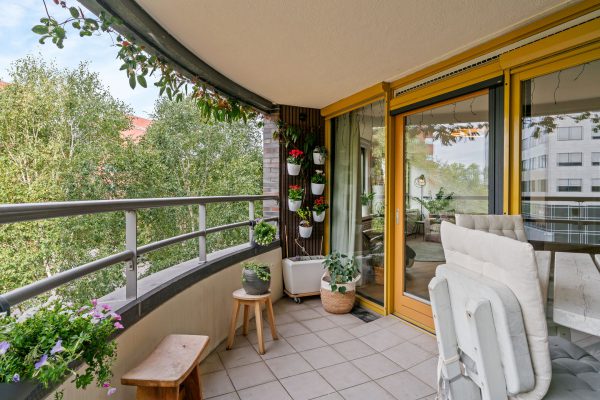 Ruim balkon op het zuidwesten, Marga Klompéhof 67 Almere