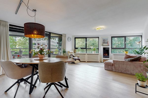 Lichte woonkamer met eethoek, Marga Klompéhof 67 Almere